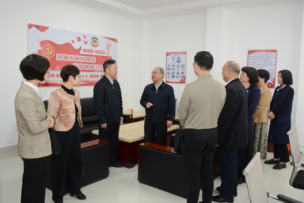 图为市政协主席余其豹一行考察工作室建设情况(1)_调整大小.JPG