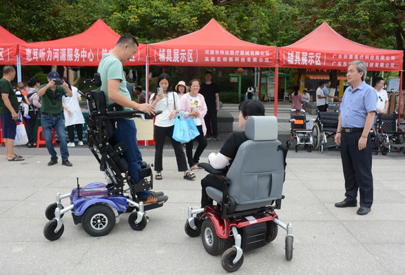 市民体验科技助残产品(1)_调整大小.JPG