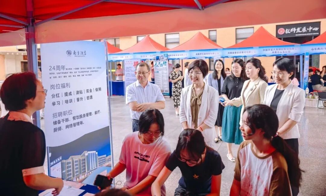 企业家进校园“引领成长，点亮青春”！河源市举办“金凤展翅”女大学生创业就业服务活动.docx_9