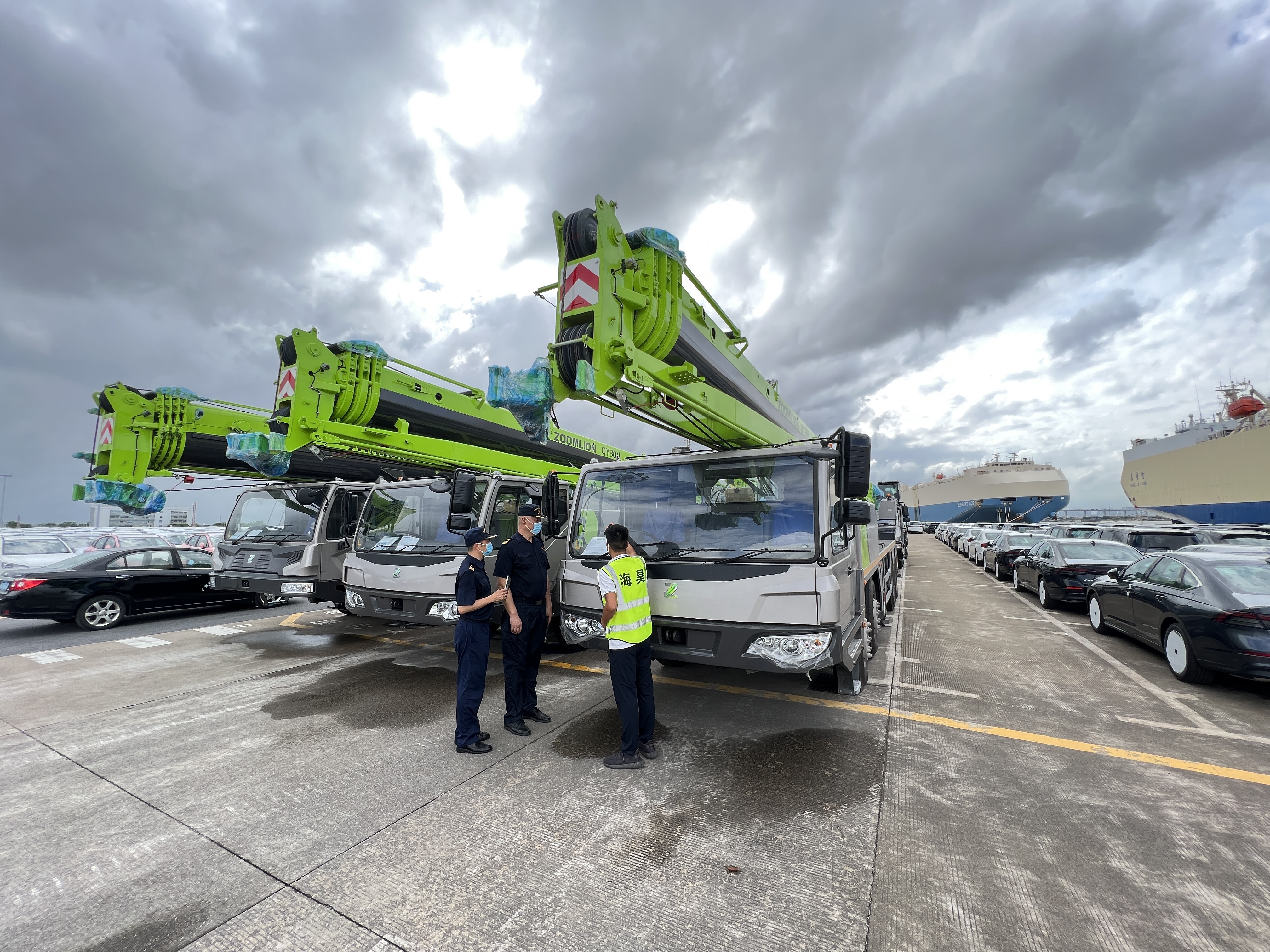广州海关所属南沙海关关员对出口工程机械车进行监管.jpg