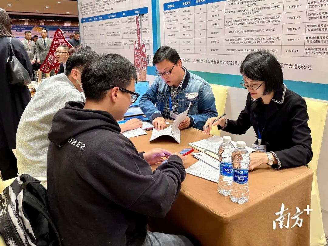 步履不停！广东春招现场持续上演“花式”揽才.docx_2