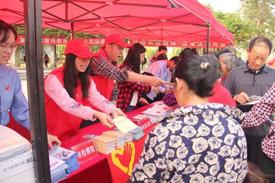 说明: E:2018创文1204宪法宣传日活动IMG_9413.JPG