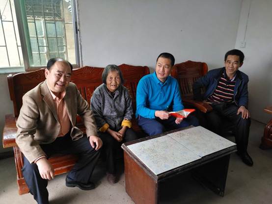 说明: E:2018扶贫工作1226主要领导慰问相片微信图片_20181226142403.jpg