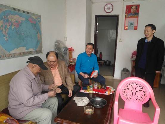 说明: E:2018扶贫工作1226主要领导慰问相片微信图片_20181226142440.jpg